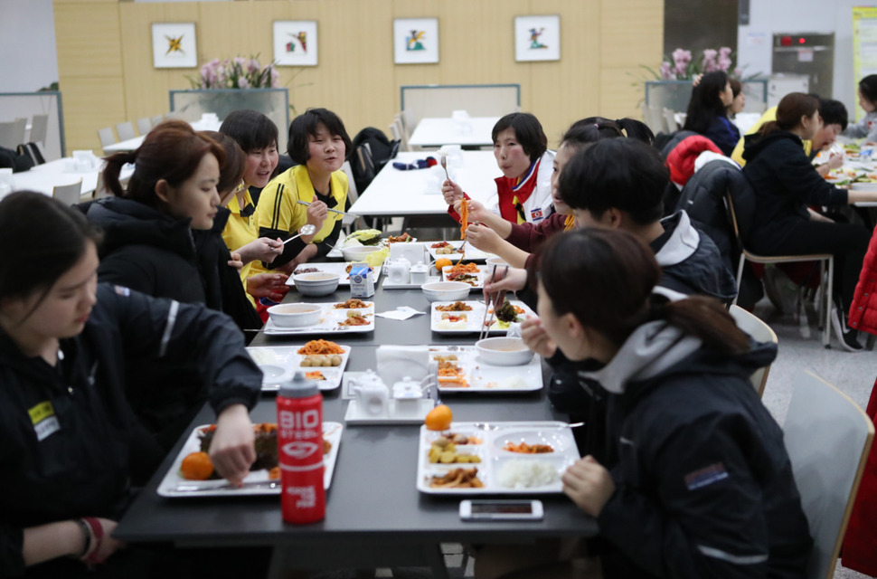 28일 진천 선수촌에서 열린 남북 여자 아이스하키 단일팀 첫 합동훈련 뒤 남북 선수들이 한 식탁에서 밥을 먹고 있다.