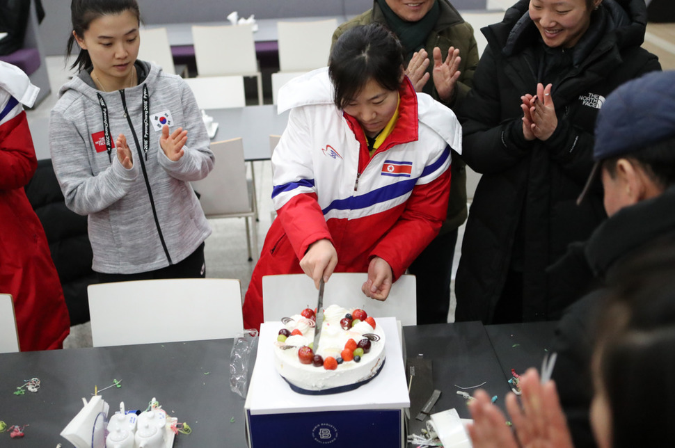28일 진천 선수촌에서 열린 남북 여자 아이스하키 단일팀 첫 합동훈련 뒤 이날 생일을 맞은 북한팀의 진옥이 동료들의 축하를 받으며 생일케이크를 자르고 있다.