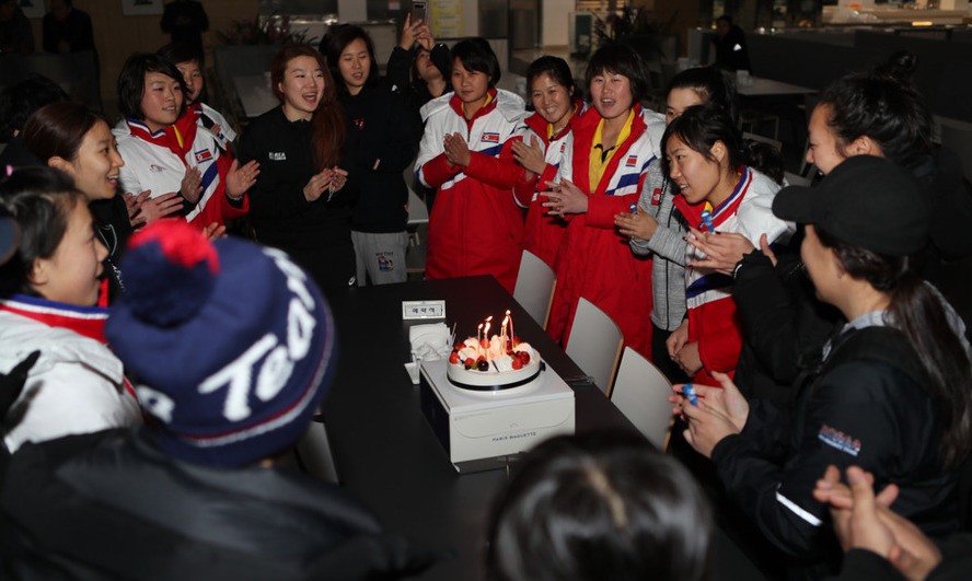 [포토] 생일 축하도 함께! 단일팀의 ‘오붓한 시간’
