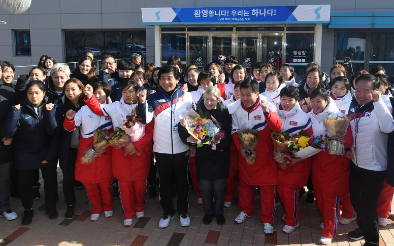 평창겨울올림픽에서 단일팀으로 함께 뛸 대한민국 여자 아이스하키 선수단과 북한 선수단이 25일 충북 진천군 국가대표선수촌 빙상장 앞에서 처음으로 만나 기념사진을 찍고 있다. 진천/사진공동취재단