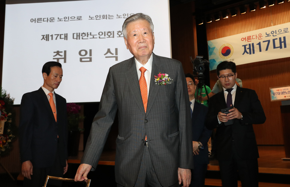 17대 대한노인회장인 이중근 부영그룹 회장이 지난해 8월 오전 서울 중구 대한상공회의소에서 열린 제17대 대한노인회장 취임식에서 참석자들을 기다리고 있다. 강창광 기자 chang@hani.co.kr