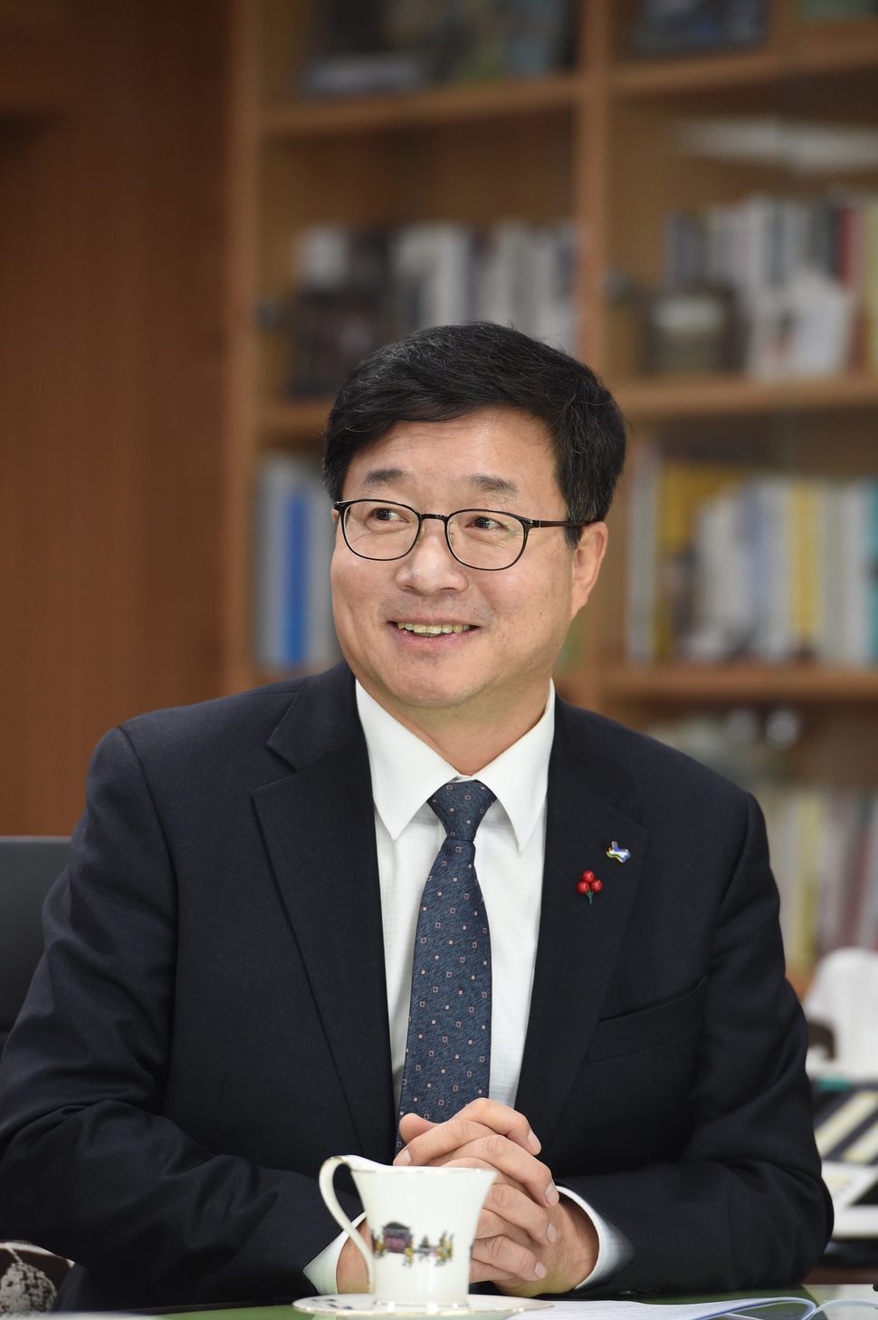 염태영 시장이 30일 <한겨레>와 인터뷰에서 수원시의 여자 아이스하키 실업팀 창단 배경을 밝히고 있다.