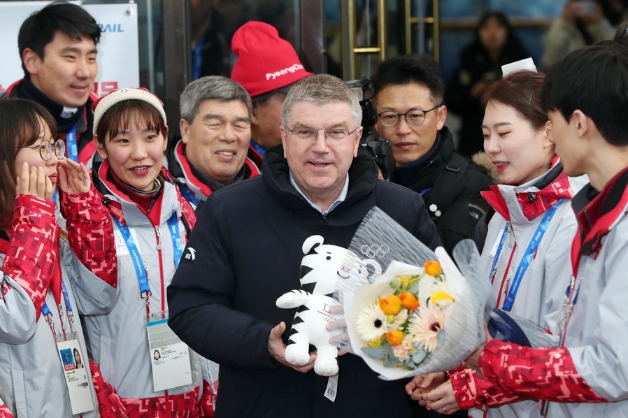 토마스 바흐 국제올림픽위원회 위원장이 30일 오후 강원도 평창군 진부역에 도착해 자원봉사자들한테 환영 꽃다발을 받고 있다. 진부/연합뉴스