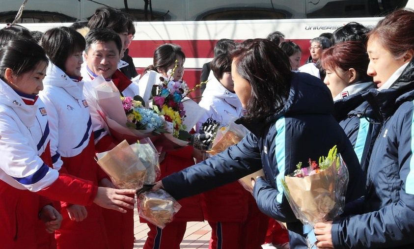 [사설 속으로] 한겨레·중앙일보, ‘평창올림픽 남북단일팀 참가’ 사설 비교해보기