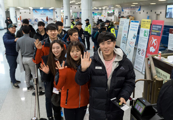 31일 북쪽 마식령스키장에서 남북 공동훈련을 위해 출국을 앞둔 선수단의 모습. 연합뉴스