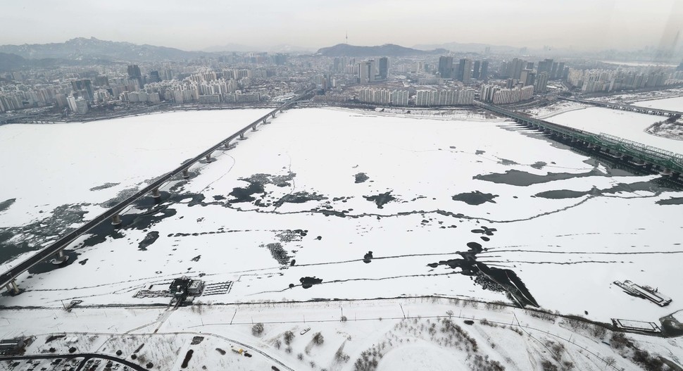 31일 오전 서울 영등포구 63빌딩에서 바라본 한강에 전날 내린 눈이 소복이 쌓여있다. 백소아 기자 thanks@hani.co.kr