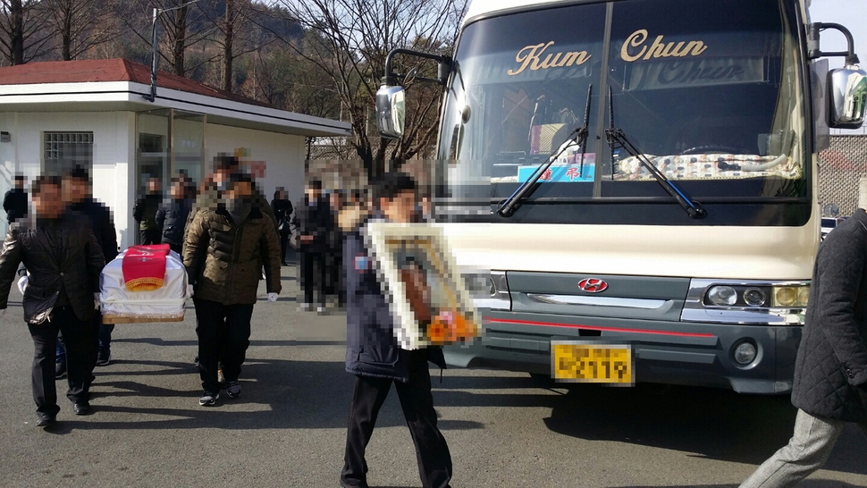 경남 밀양시 세종병원 화재 참사로 숨진 희생자 유족이 밀양시 공설 화장장으로 가고 있다. 사진 김영동 기자