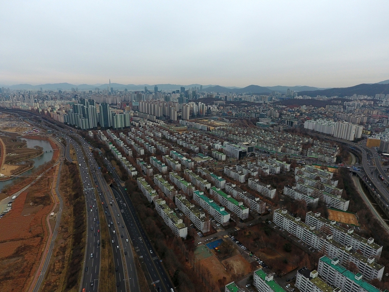 지난해 서울 주택 증여건수가 전년보다 10.2% 증가했다. 서울 서초구 반포동 아파트단지. 한겨레 자료사진