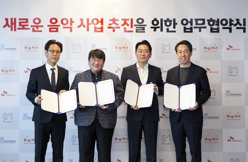 31일 서울 을지로 2가 에스케이텔레콤(SKT) 사옥에서 에스케이텔레콤·에스엠(SM)엔터테인먼트 ·제이와이피(JYP)엔터테인먼트 · 빅히트엔터테인먼트이 음악사업 협약식을 했다. 왼쪽부터 정욱 제이와이피 대표, 방시혁 빅히트 대표, 노종원 에스케이텔레콤 유니콘랩스장, 김영민 에스엠 총괄사장. 에스케이텔레콤 제공
