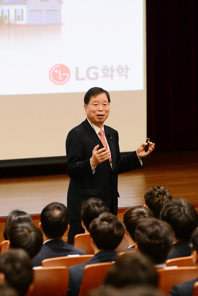 LG화학 박진수 부회장이 지난 3일 경기도 이천시 LG인하원에서 신입사원들을 상대로 강연을 하고 있다. LG화학 제공