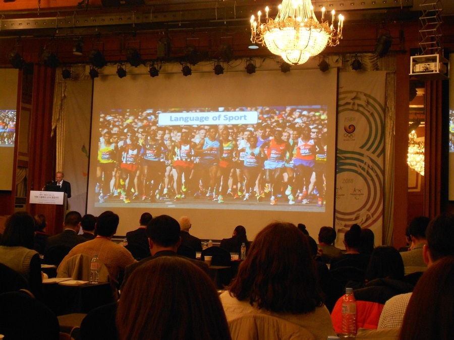 31일 서울 송파구 올림픽파크텔에서 열린 ‘1988 서울에서 2018 평창까지’ 국제 콘퍼런스에서 레프 벨로우소프 러시아국제올림픽대학교 총장이 연설하고 있다.
