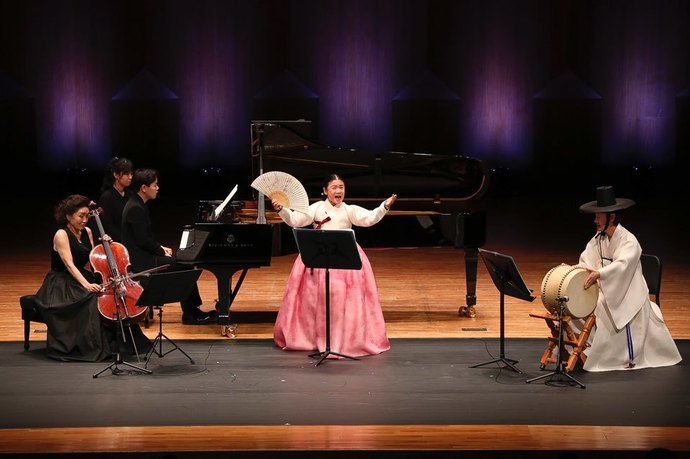 지난 30일 오후 서울 서초구 예술의전당에서 열린 ‘2018 평창겨울음악제’ 개막 공연에서 명창 안숙선(오른쪽 둘째)과 첼리스트 정명화(왼쪽)가 ‘평창 흥보가’를 세계 초연하고 있다. 평창겨울음악제 제공