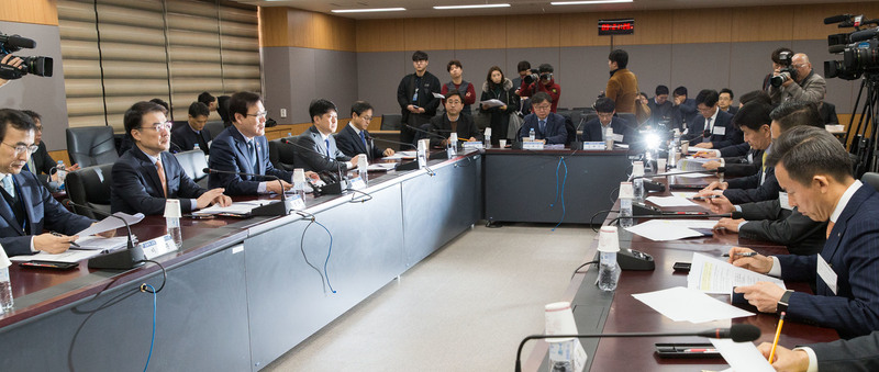 최종구 금융위원장이 31일 서울 종로구 정부서울청사 금융위원회에서 ‘금융그룹 통합감독 간담회&#39;를 열어 금융그룹 대표와 민간 전문가들에게 통합감독제도의 도입안을 설명하고 있다. 금융위원회 제공