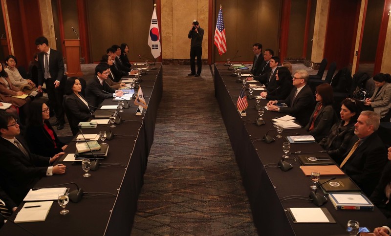 31일 오전 서울 중구 롯데호텔에서 열린 한미 자유무역협정 개정을 위한 2차 협상에서 참석자들이 협상 시작을 기다리고 있다. 백소아 기자 thanks@hani.co.kr