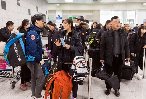 알파인스키 국가대표 상비군들이 강원도 양양국제공항에서 마식령스키장으로 훈련을 떠나기 위해 북한 원산행 비행기 티켓을 들고 출국준비 하고 있다. 사진공동취재단