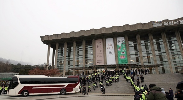 현송월 삼지연 관현악단 단장을 비롯한 북한 예술단 사전점검단이 지난달 22일 서울 중구 국립극장 점검을 마친 뒤 버스로 이동하고 있다. 연합뉴스.