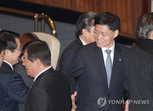 최교일 자유한국당 의원이 1일 국회 본회의장을 나서고 있다.