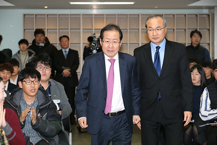 홍준표 자유한국당 대표가 1일 오후 ‘청년 정책 자문위원’ 위촉장 수여식에 발언하기 위해 들어서고 있다. 자유한국당 제공