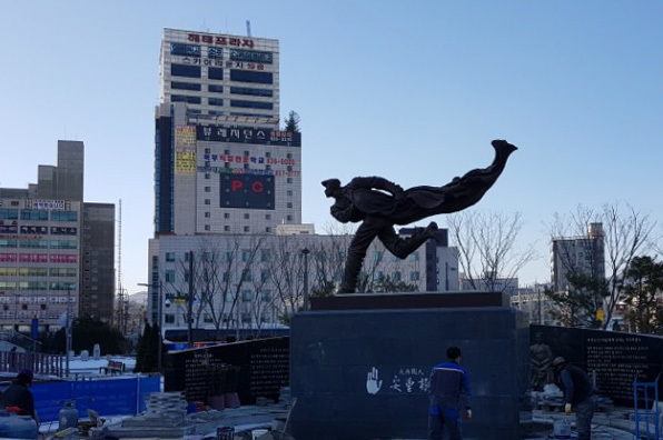 경기도 의정부시가 중국으로부터 기증받아 지난해 의정부역 광장에 설치한 안중근 동상을 둘러싸고 안병용 시장과 지역 시민단체가 치열한 소송전을 벌이고 있다. 의정부시 제공