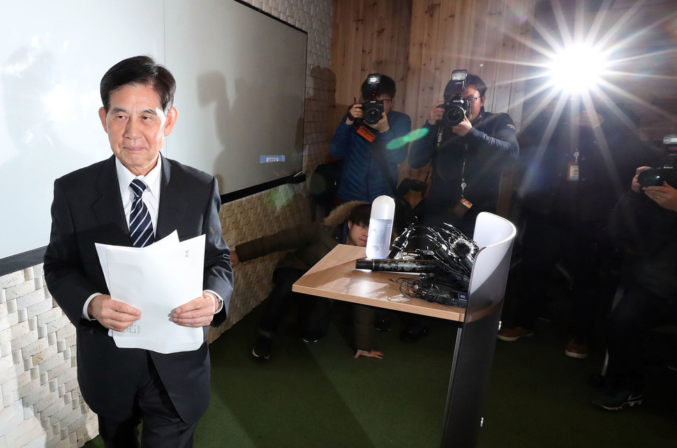 정호영 특검이 지난달 14일 오후 서초구 한 회의실에서 기자회견을 마친 뒤 퇴장하고 있다. 김경호 선임기자 jijae@hani.co.kr