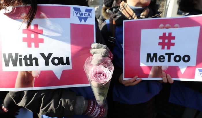 지난 1일 오전 서울 서초구 대검찰청 앞에서 열린 검사 성폭력사건 진상 규명 촉구 기자회견에서 한 참가자가 성폭력 고발 운동인 미투(Me Too) 캠페인의 상징인 하얀 장미 한 송이를 들고 있다. 백소아 기자 thanks@hani.co.kr