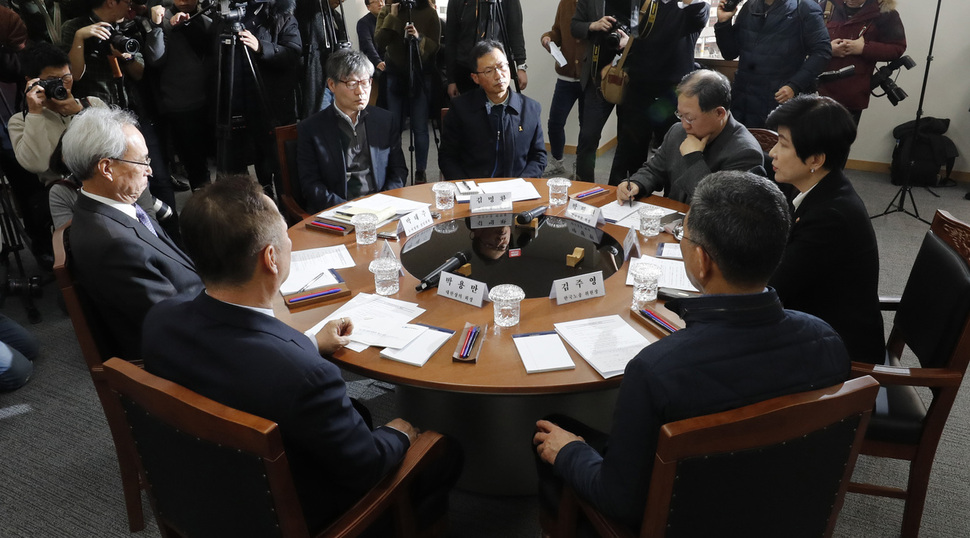 지난달 31일 오후 서울 종로구 경제사회발전 노사정위원회 대회의실에서 열린 노사정 대표자 6자 회의 모습. 박종식 기자 anaki@hani.co.kr