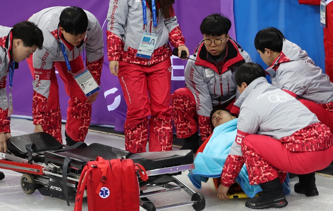 2018 평창겨울올림픽에 출전하는 북한 쇼트트랙 대표팀의 최은성이 2일 저녁 강릉 아이스아레나에서 훈련 중 미끄러져 넘어진 뒤 고통스러워 하고 있다. 강릉/연합뉴스