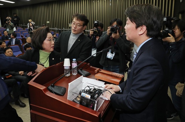 국민의당은 12일 오후 국회에서 당무위원회를 열어, 바른정당과의 통합 여부를 정하기 위한 임시 전당대회를 2월4일 열기로 의결했다. 사진은 통합에 반대하는 장정숙 의원(왼쪽)이 안철수 대표에게 항의하는 모습. 강창광 기자