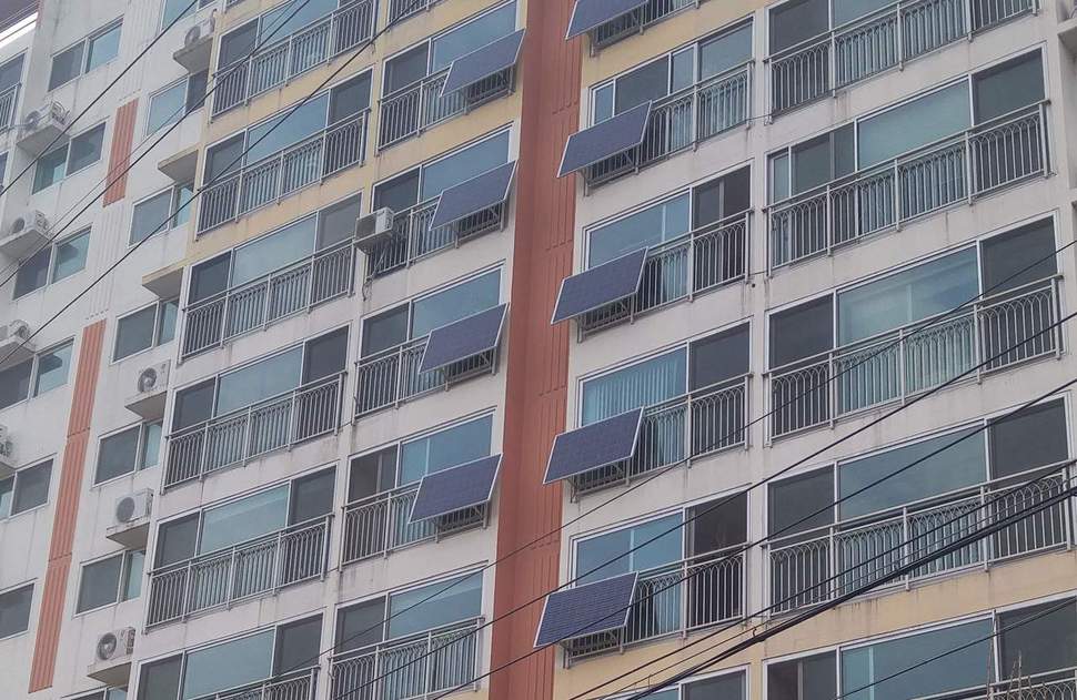 울산 남구의 한 아파트에서 단체로 베란다에 설치한 미니 태양광발전. 울산시 제공