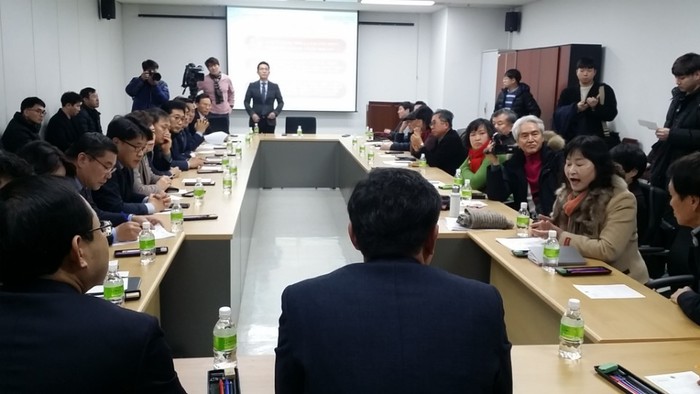 광주시의회 시의원들이 5일 오전 ‘광주도시철도 공론화요구 시민모임‘ 회원들과 간담회를 열어 의견을 듣고 있다. 시민모임 제공
