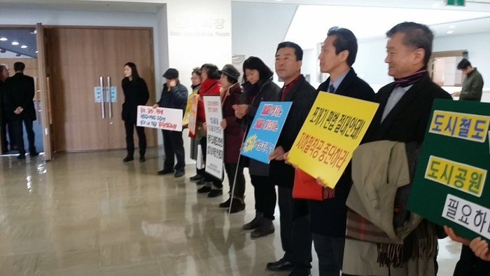 ‘광주도시철도 공론화요구 시민모임‘ 회원들이 5일 광주시의회 임시회가 열리는 본회의장 앞에서 `쪼개기 편법 절대 안 돼' 등의 구호가 적힌 손팻말을 들고 침묵시위를 하고 있다. 시민모임 제공