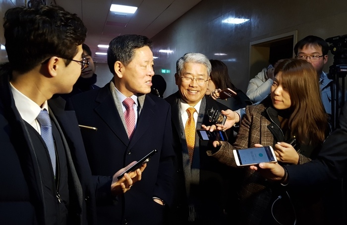 바른정당과의 통합에 대해 '중재' 입장인 김동철 국민의당 원내대표(오른쪽)과 주승용 의원이 지난달 29일 국회 본청에서 또 다른 중재파 박주선 국민의당 의원과 회동을 가진 뒤 기자들의 질문을 받고 있다.  송경화 기자