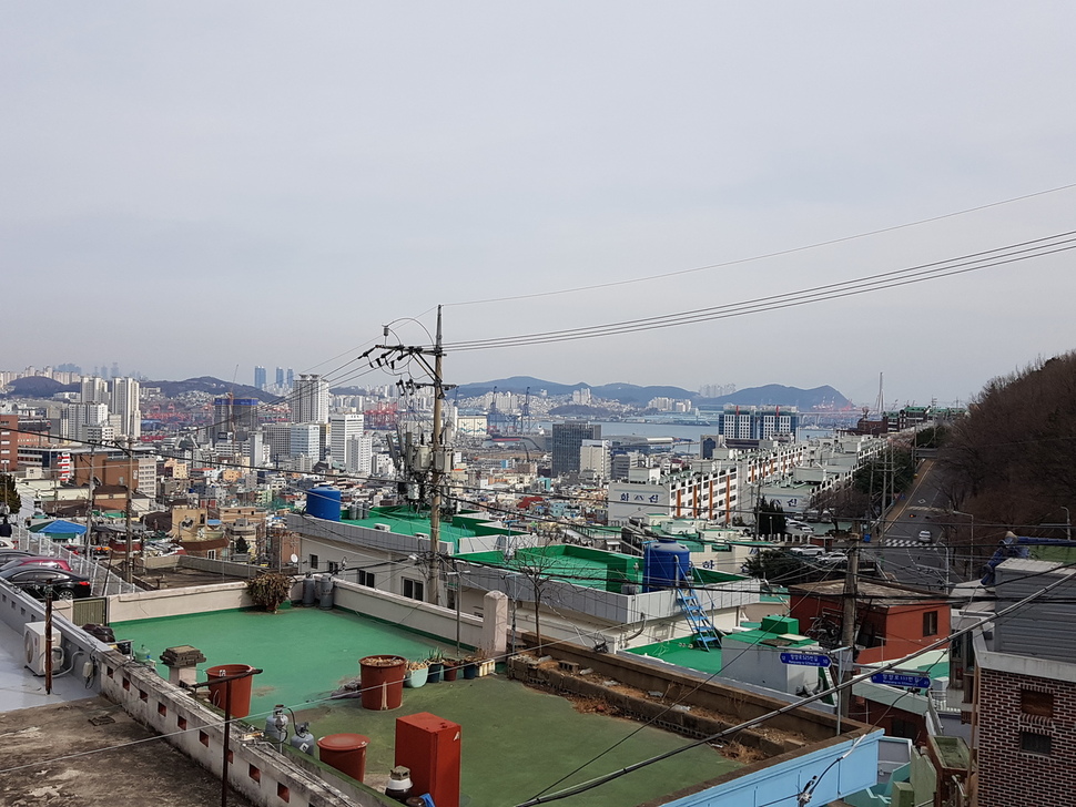 부산 동구의 도시민박(게스트하우스)인 이바구캠프에서는 부산항이 내려다 보인다. 밤엔 부산항대교의 불빛이 감탄을 자아낸다.