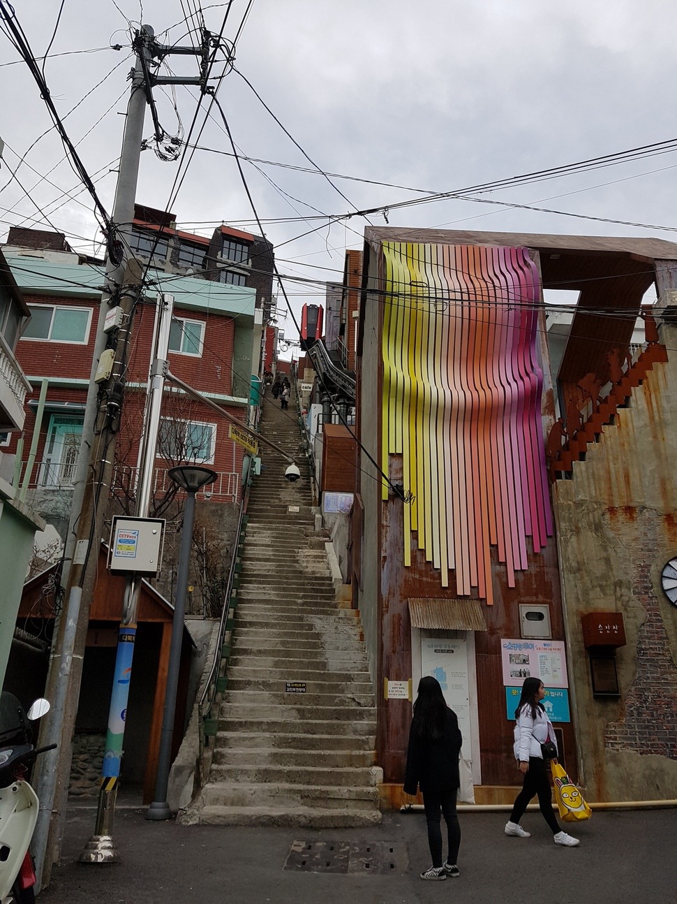 부산 산복도로 걷기코스의 하나인 168계단. 공동우물에서 물을 길은 주민들은 이 계단을 이용해 집까지 운반했다. 가파른 계단을 오르기 힘든 사람은 2016년 5월 완공된 모노레일을 타고 올라가면 된다.