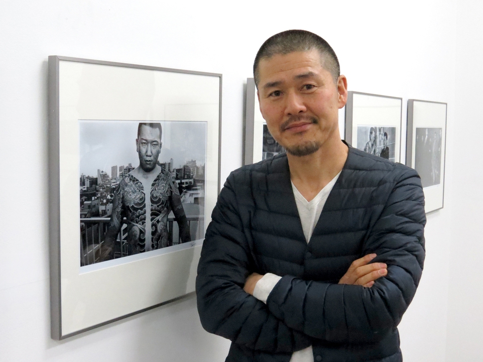 지난달 26일 도몬켄상 수상 기념 사진전 ‘그날 풍경’이 열리고 있는 서울 종로구 통의동 인디프레스에서 양승우 작가가 포즈를 취했다. 곽윤섭 기자