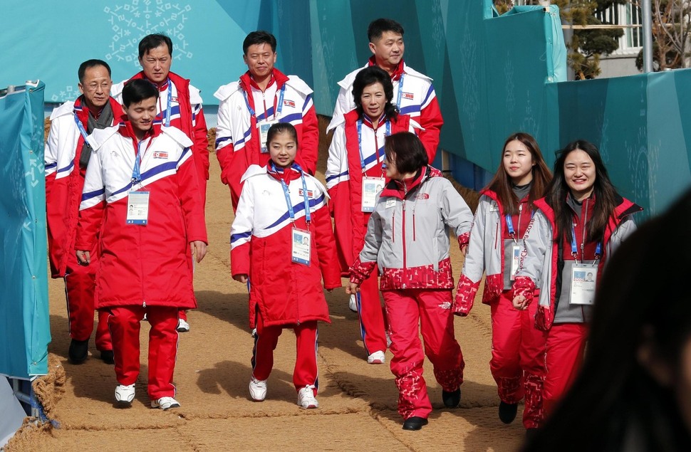 평창겨울올림픽 선수촌이 1일 공식적으로 문을 연 가운데, 북한 피겨 렴대옥, 김주식 등 북한선수단이 2일 점심식사를 하기 위해 강원도 강릉선수촌 식당으로 향하고 있다. 강릉/박종식 기자 anaki@hani.co.kr