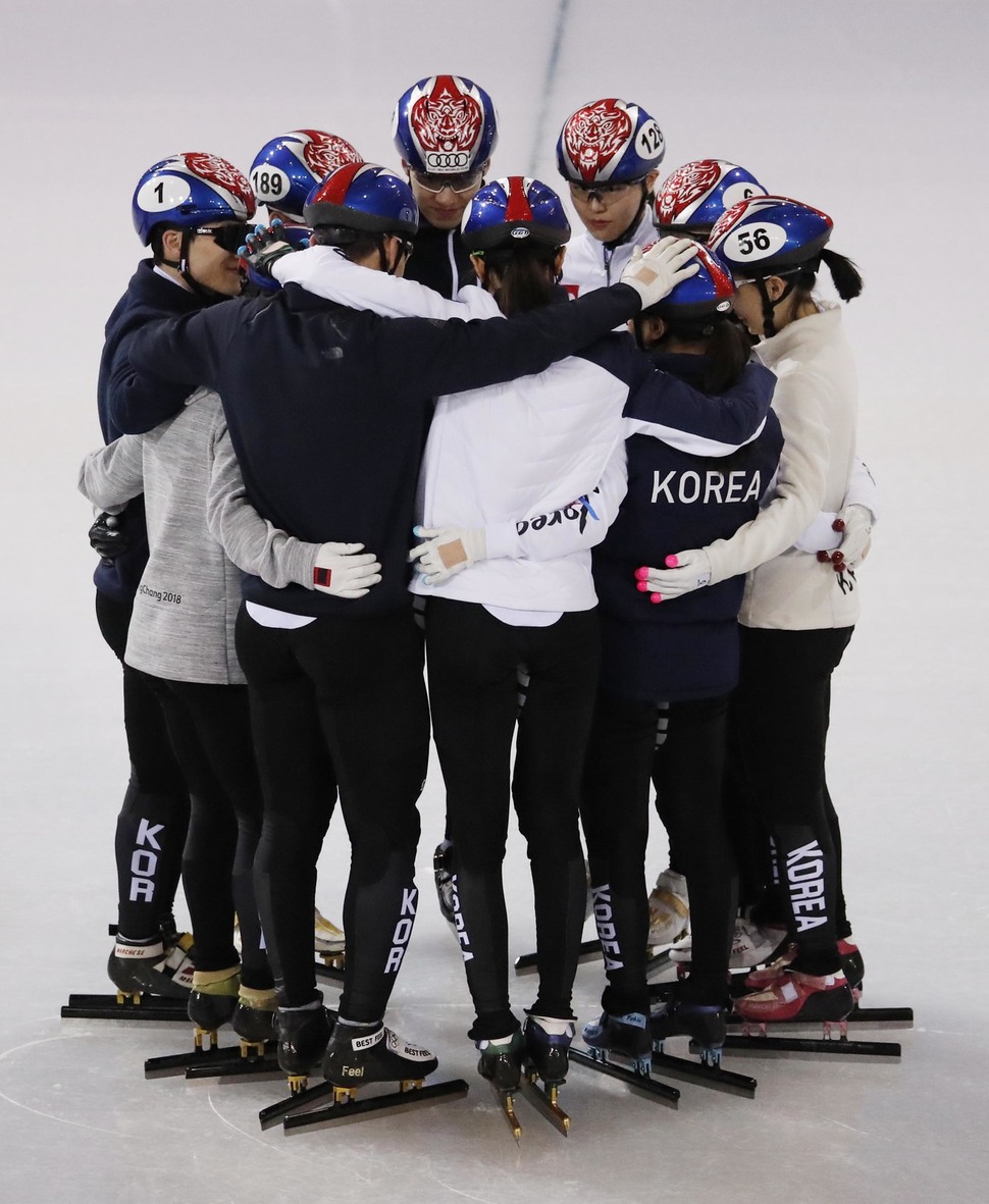 한국 쇼트트랙 대표팀 선수들이 6일 오전 강원도 강릉시 강릉영동대 빙상장에서 훈련에 앞서 함께 모여 선전을 담짐하고 있다. 강릉/박종식 기자