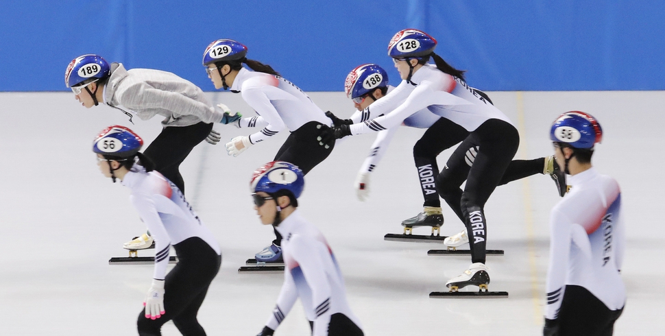 한국 쇼트트랙 대표팀 선수들이 6일 오전 강원도 강릉시 강릉영동대 빙상장에서 훈련하고 있다. 강릉/박종식 기자