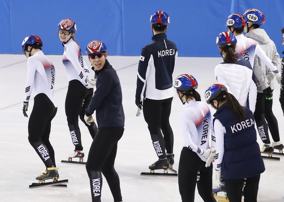 한국 쇼트트랙 대표팀 선수들이 6일 오전 강원도 강릉시 강릉영동대 빙상장에서 밝은 표정으로 훈련하고 있다. 강릉/박종식 기자