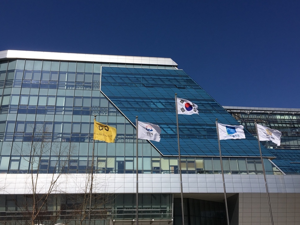 세월호 참사 직후부터 6일 오후까지 경기도 성남시청 국기게양대에 올라 있던 ‘세월호 추모기’