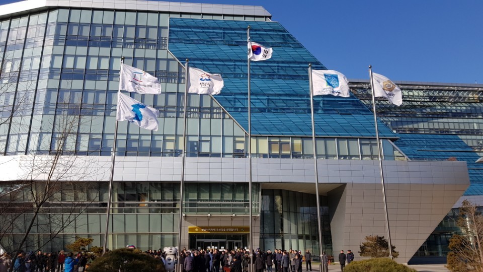 6일 오후 경기도 성남시청에 게양된 한반도기와 평창 올림픽기. 성남시는 3년 9개월여 동안 내걸었던 세월호 추모기를 내리고 한반도 평화와 통일을 염원하는 한반도기를 게양했다.