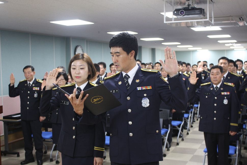 제주 자치경찰단은 도입10년이 넘었지만 수사권이 없어 자치경찰제 취지를 살리지 못했다는 비판을 받고 있다. 사진은 제주 경찰단 선서장면. 제주자치경찰단 누리집 갈무리