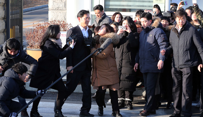 5일 2심 재판에서 집행유예를 선고받은 이재용 삼성전자 부회장이 경기 의왕시 서울구치소 문을 나서고 있다. 김경호 기자 jijae@hani.co.kr