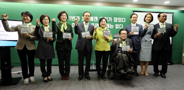 국민의당 비례대표 후보들이 2016년3월27일 오후 서울 마포당사에서 열린 발대식에서 총선승리를 외치고 있다. 김경호 선임기자 jijae@hani.co.kr