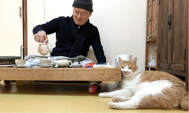 쥐를 선물로 준 냥이…스님은 “살생하지 말거라”