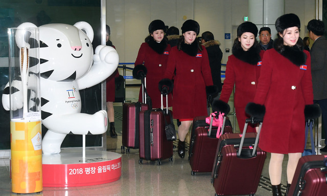 평창겨울올림픽에서 남북의 선수들을 응원할 북측 응원단이 예술단과 같은 옷차림에 인공기를 달고 7일 오전 경기 파주의 도라산 남북출입사무소(CIQ)를 통해 입경하고 있다. 파주/사진공동취재단