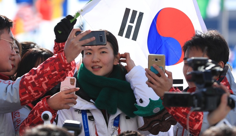 7일 오전 강릉 올림픽선수촌에서 열린 입촌식에서 자원봉사자들이 심석희 선수를 촬영하고 있다. 강릉/연합뉴스