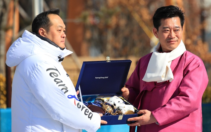 7일 오전 강릉 올림픽선수촌에서 열린 대한민국 선수단 입촌식에서 김기훈 강릉선수촌장(오른쪽)이 김지용 대한민국 선수단장에게 입촌 기념 선물을 전달하고 있다. 강릉/연합뉴스