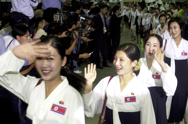 2003년 8월20일 대구 하계유니버시아드 대회에 참가하기 위해 김해공항에 도착한 북한 응원단이 환영인파를 향해 손을 흔들며 밝은 표정을 짓고 있다. 부산/이종근 기자 root2@hani.co.kr