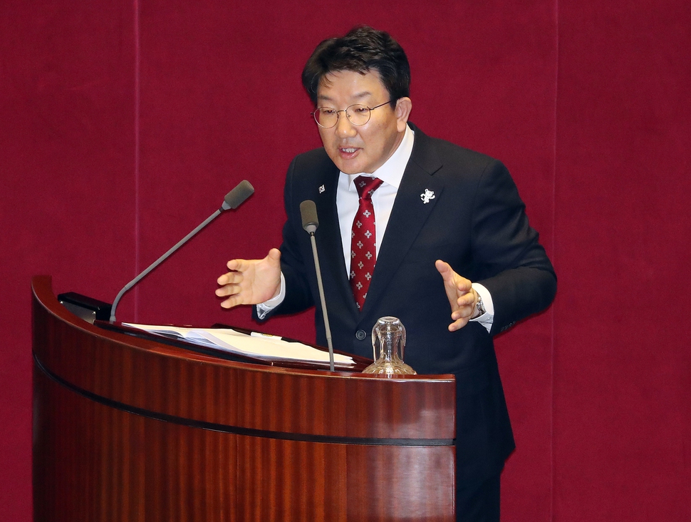 7일 오후 국회 본회의장에서 열린 본회의에서 자유한국당 권성동 의원이 대정부 질문을 하고 있다. 연합뉴스